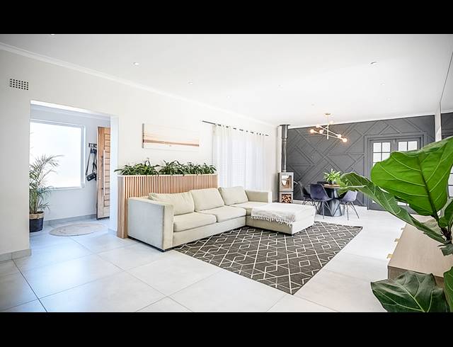 5 BEDROOM FREESTANDING FOR SALE IN BLOUBERG RISE